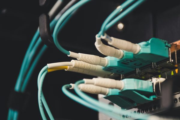 Fibre optique définition : tout savoir sur cette technologie